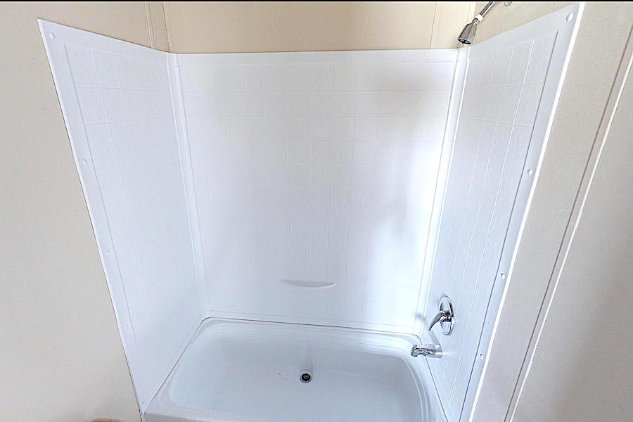 Fleetwood Berkshire 32403b master bathroom tub