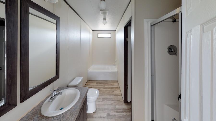 Fleetwood Berkshire 32483B master bathroom