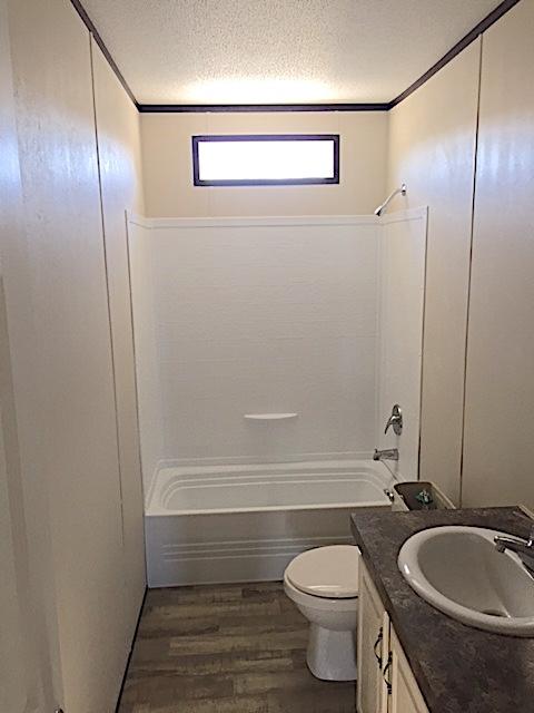 Fleetwood Berkshire 32563b second bathroom