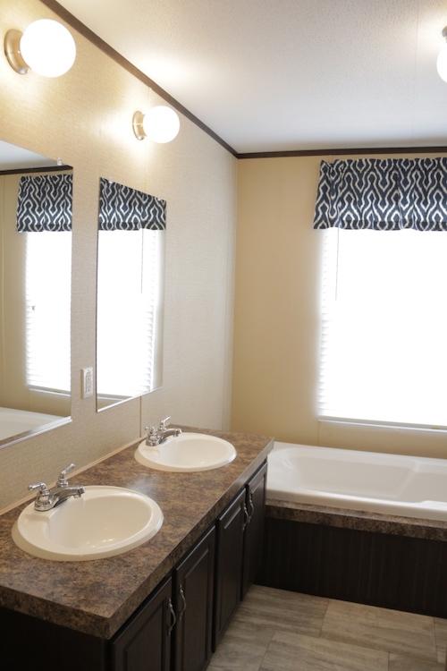 Fleetwood Weston 16763i Master bathroom