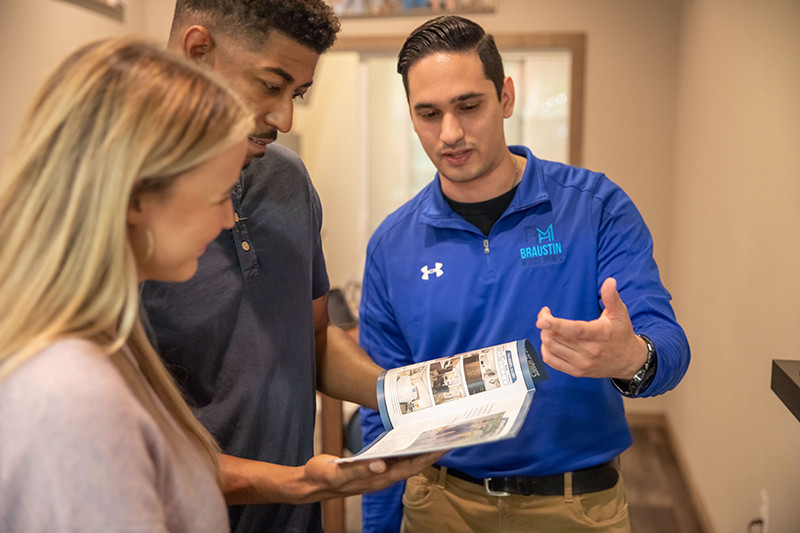 Braustin mobile home dealer explaining mobile homes to couple