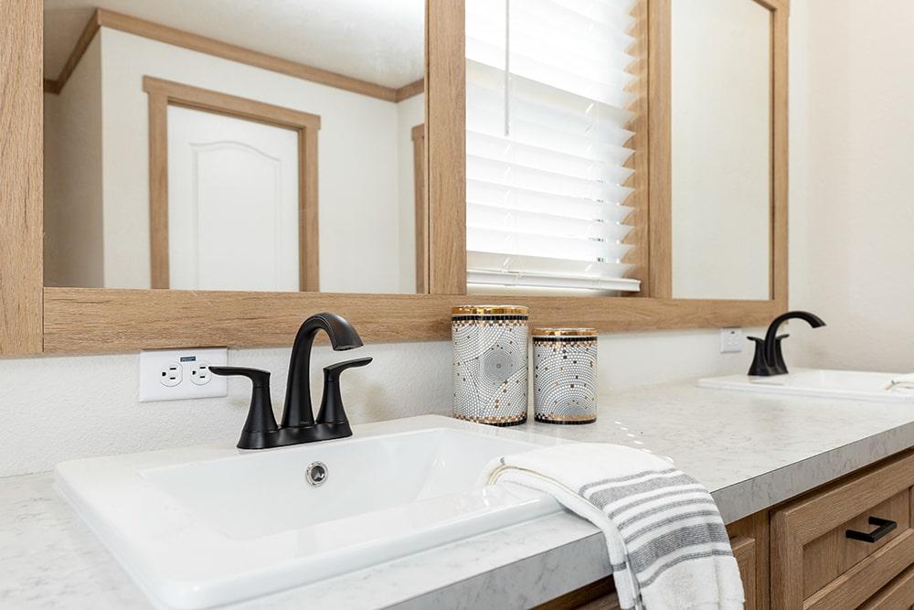 Clayton 52NTX28684B Angelina Primary Bath