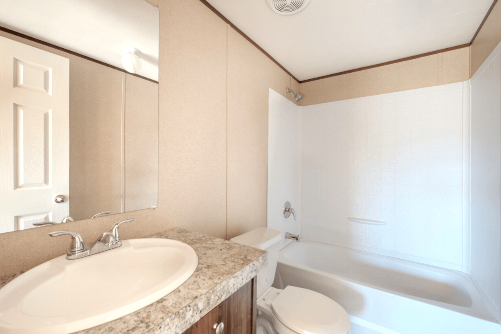 TRU Homes Model Pride Mobile Home Interior Secondary Bath View 01 - 4682 Brown Rd, Poteet, TX